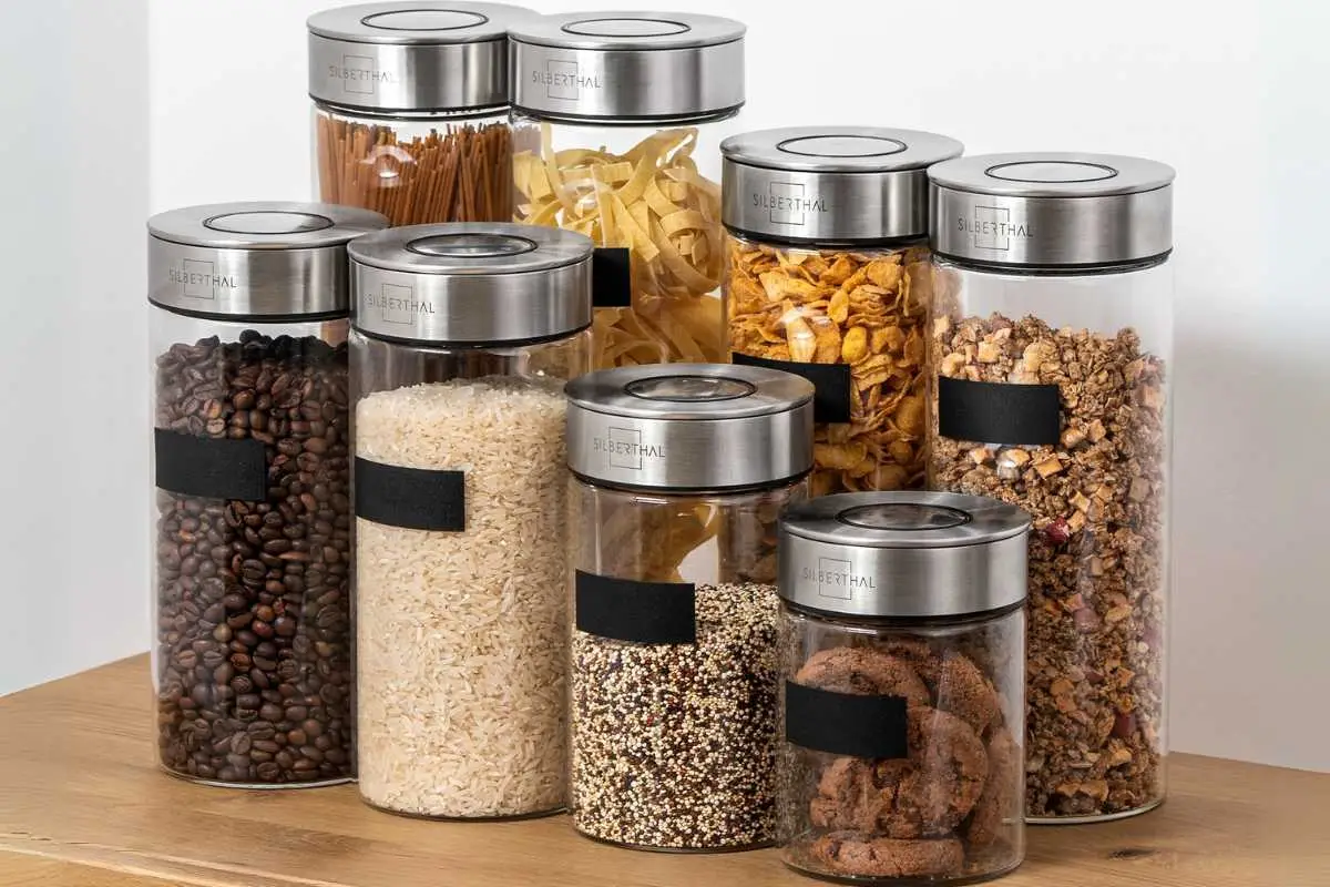 Combating pantry moths